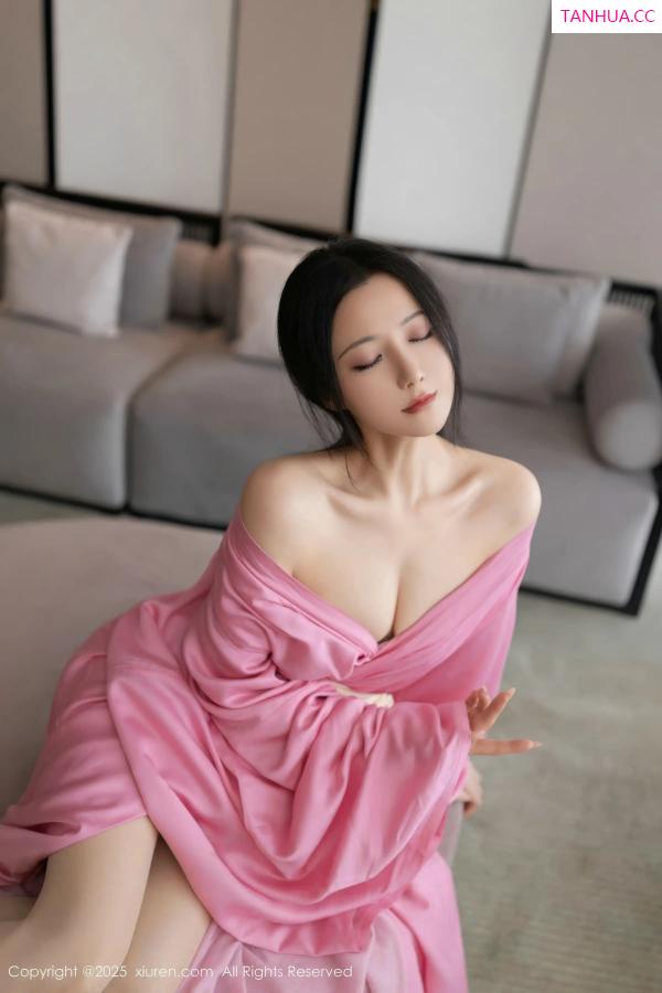 鱼子酱fish  [XiuRen]高清写真图 2025.11.28 No.11049 鱼子酱Fish 粉色月影纱第18张图片